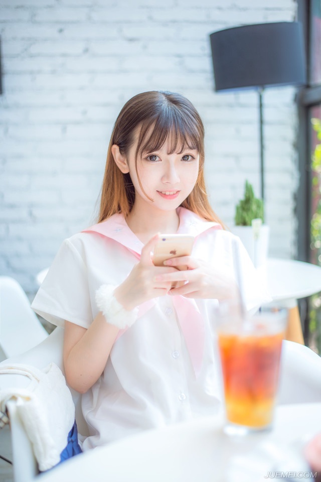 “什么！？”刘璋面色顿时惨白，议事厅里，一群人却是神色不由自主的活络起来，刘璋自掘坟墓，致使民心、军心尽失，如今阆中十万大军皆反，整个益州北部，已经沦为吕布治地，虽然吕布同样不怎么受人待见，但关中这些年的发展大家也看在眼里，虽说地没了，但吕布那里就算致仕，也至少能够混个富家翁做做，而且吕布到现在为止，还没有做过违背自己定下律法的事情。